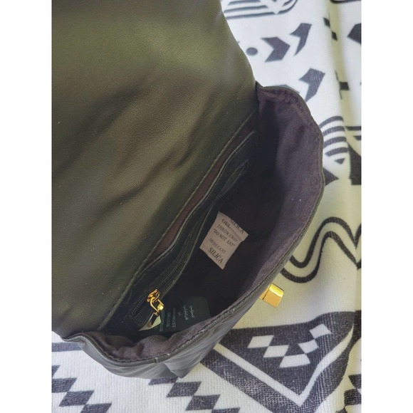 NWT bebe WYATT V-FLAP SHOULDER BAG. Mini. Black With Gold Hardware - Picture 10 of 12